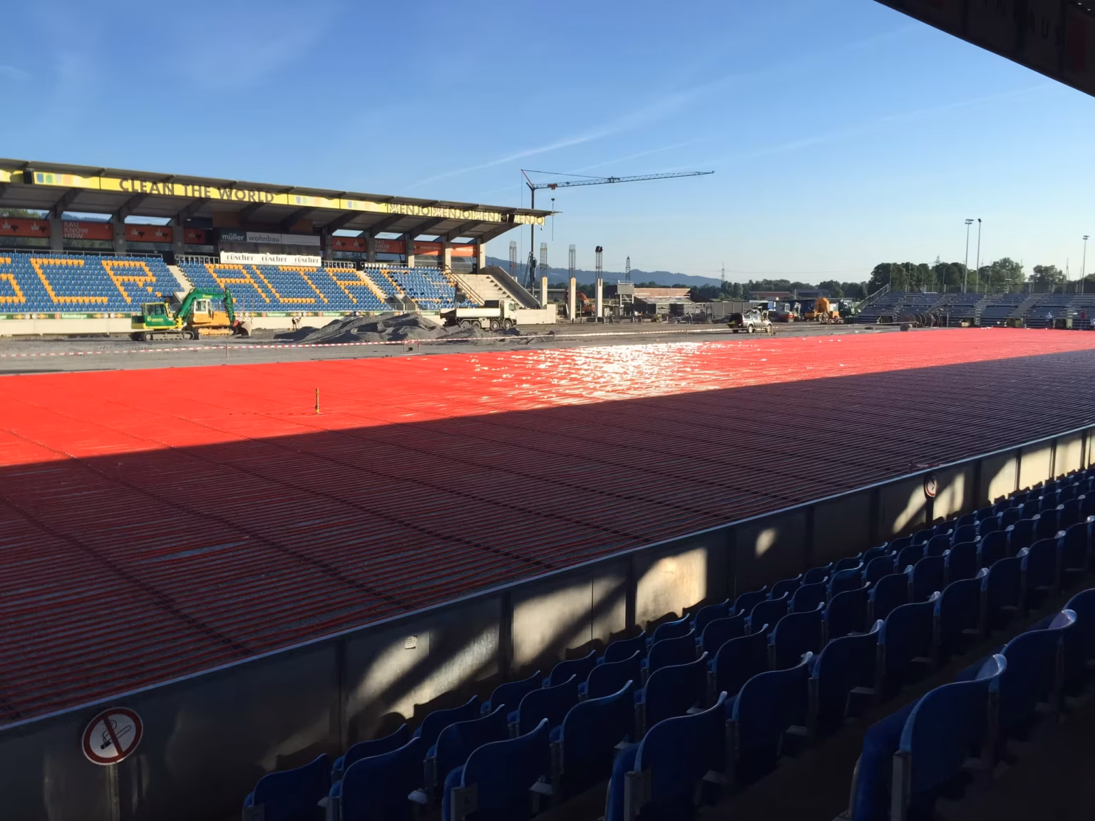Rasenheizung Cashpoint Arena, Altach – Blick auf das rote Spielfeld