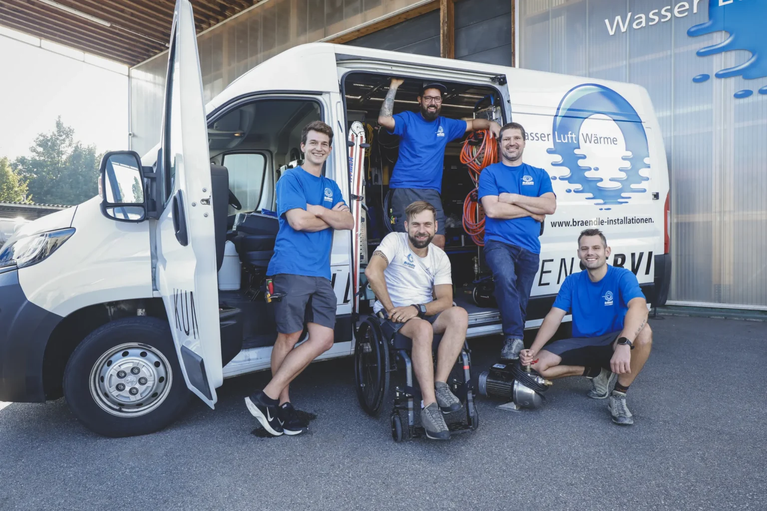 Das Brändle Kundenservice-Team vor dem Servicefahrzeug