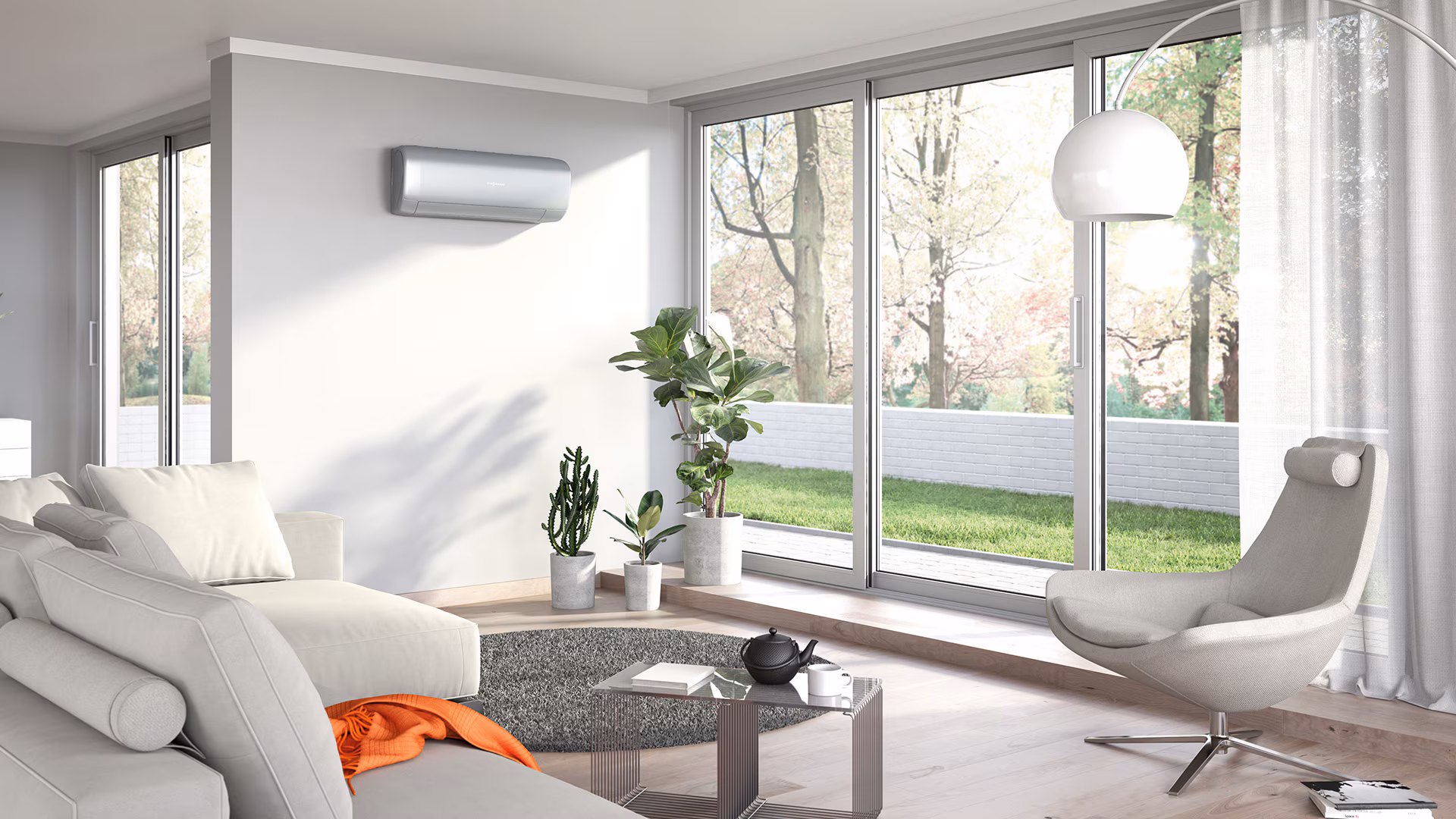Weißes Klimaanlagen-Innengerät an der Wand in einem modernen Wohnbereich