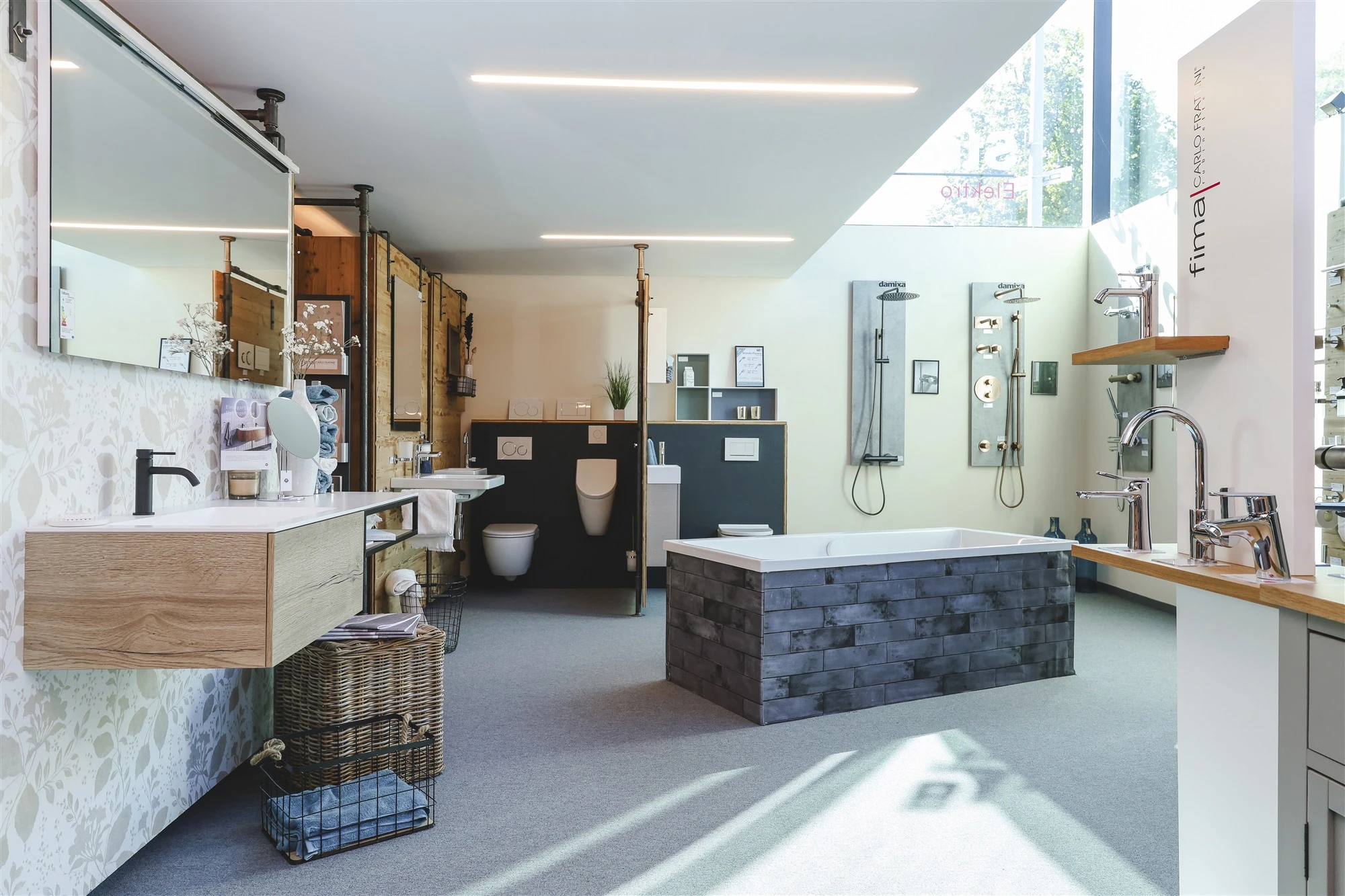 Blick in die lichtdurchflutete Brändle-Ausstellung in Koblach mit Waschtisch und Badewanne