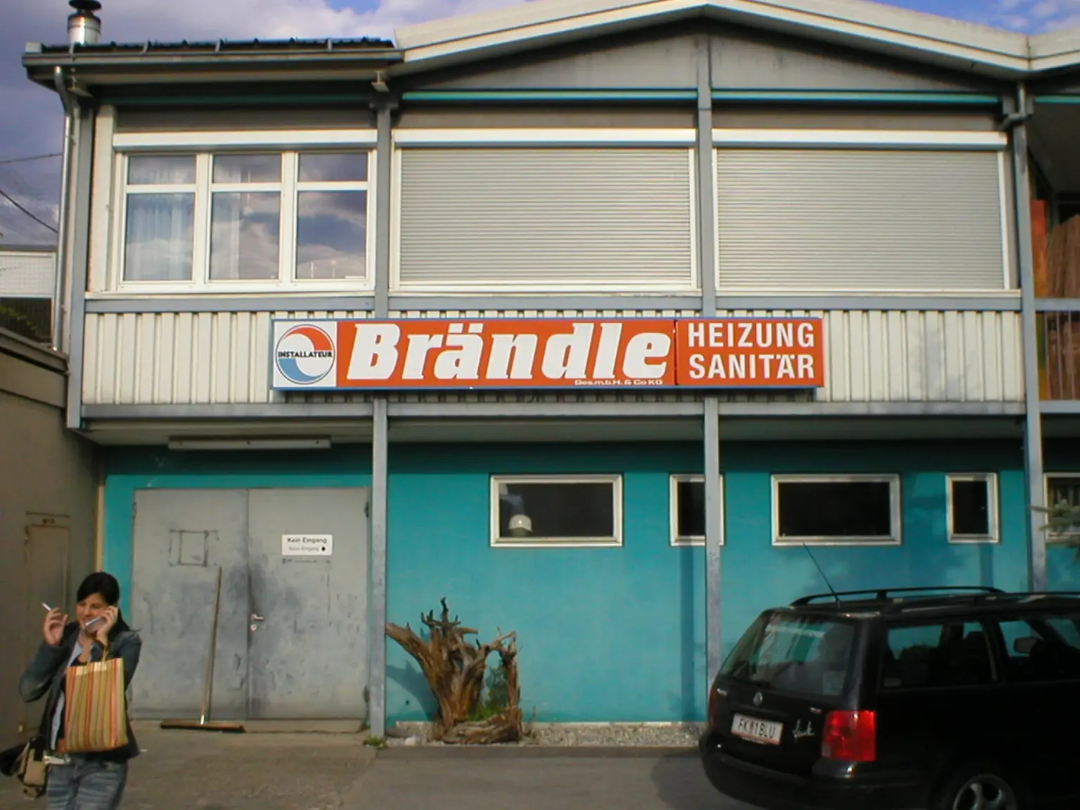Das Betriebsgebäude in Altach nach der Aufstockung mit dem Brändle-Schild