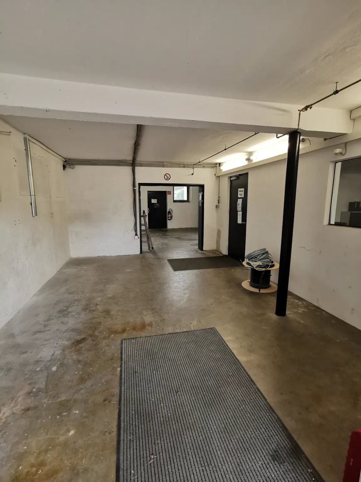 Leerer Durchgang in der Halle in Altach nach dem Umzug