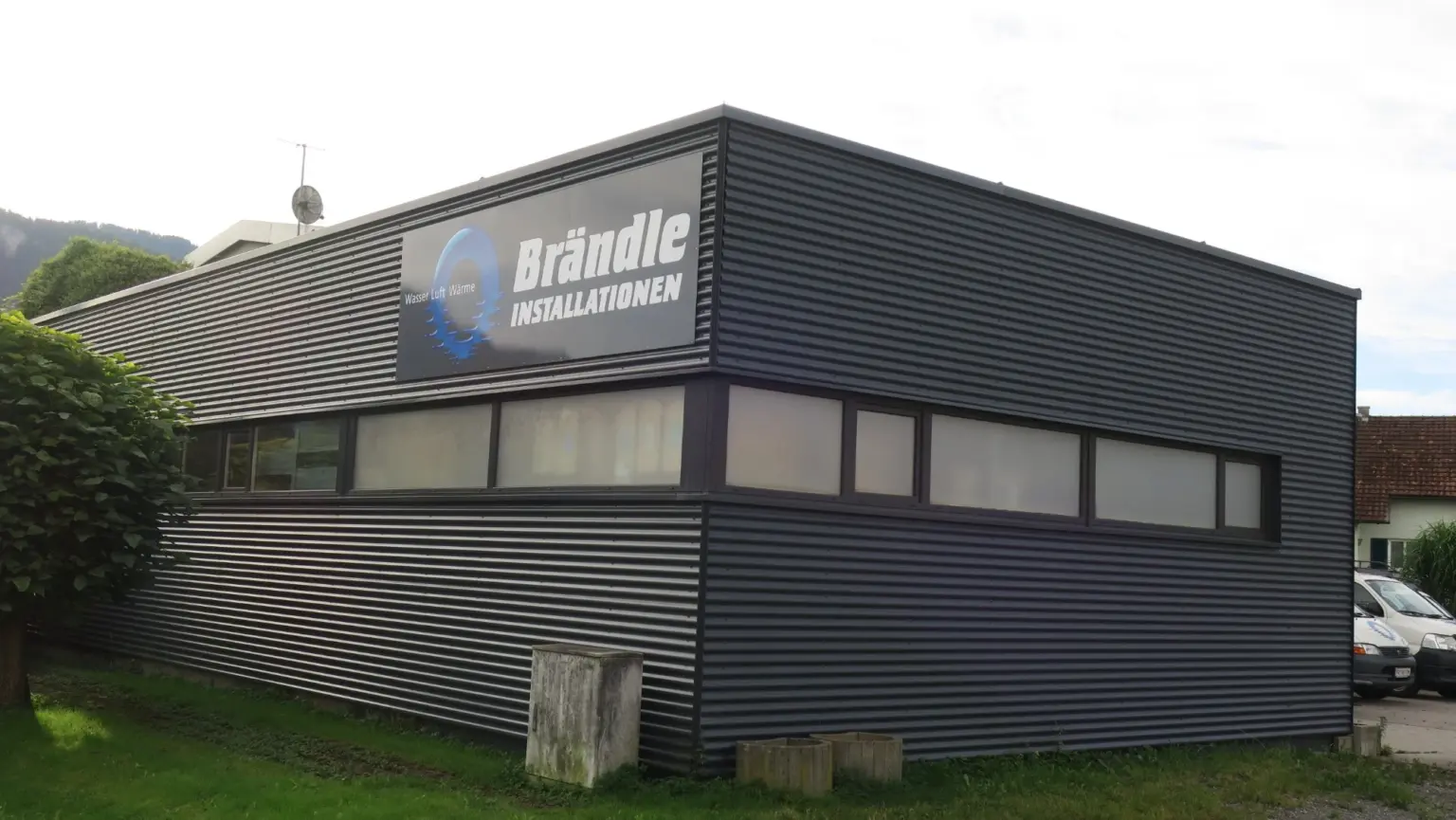 Das Betriebsgebäude in Altach mit dem Brändle-Logo an der Fassade