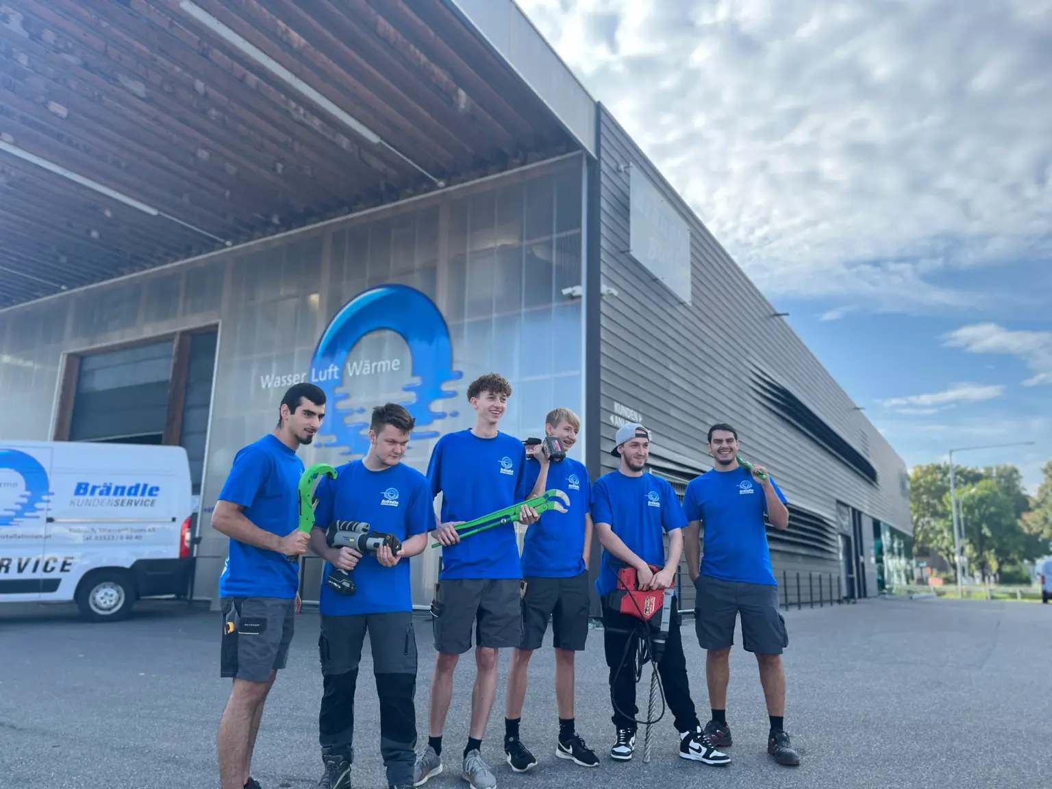Das junge Brändle-Team vor dem Firmengebäude in Koblach