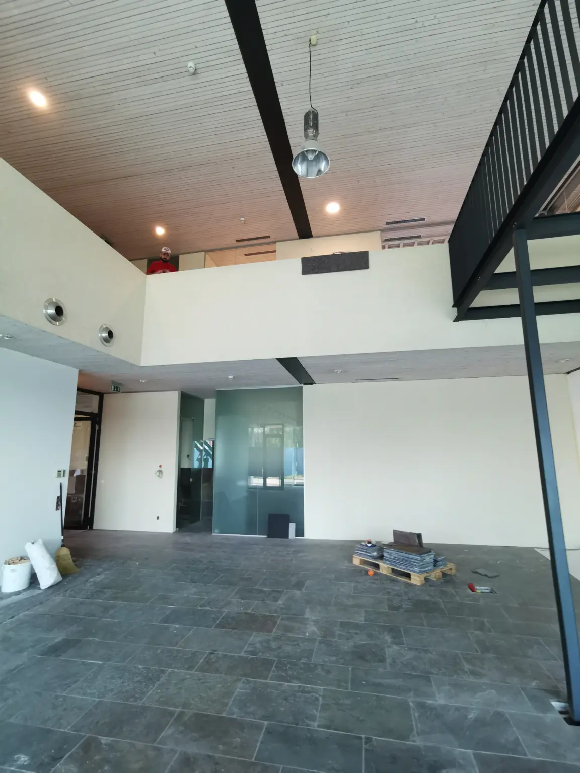 Blick in die neue Halle in Koblach mit Galerie vor dem Einzug
