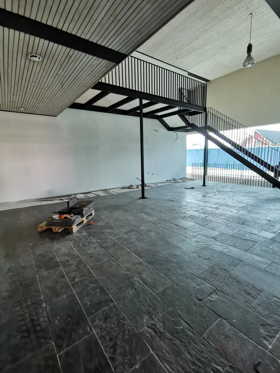 Die neue Halle in Koblach mit Stahltreppe vor dem Einzug