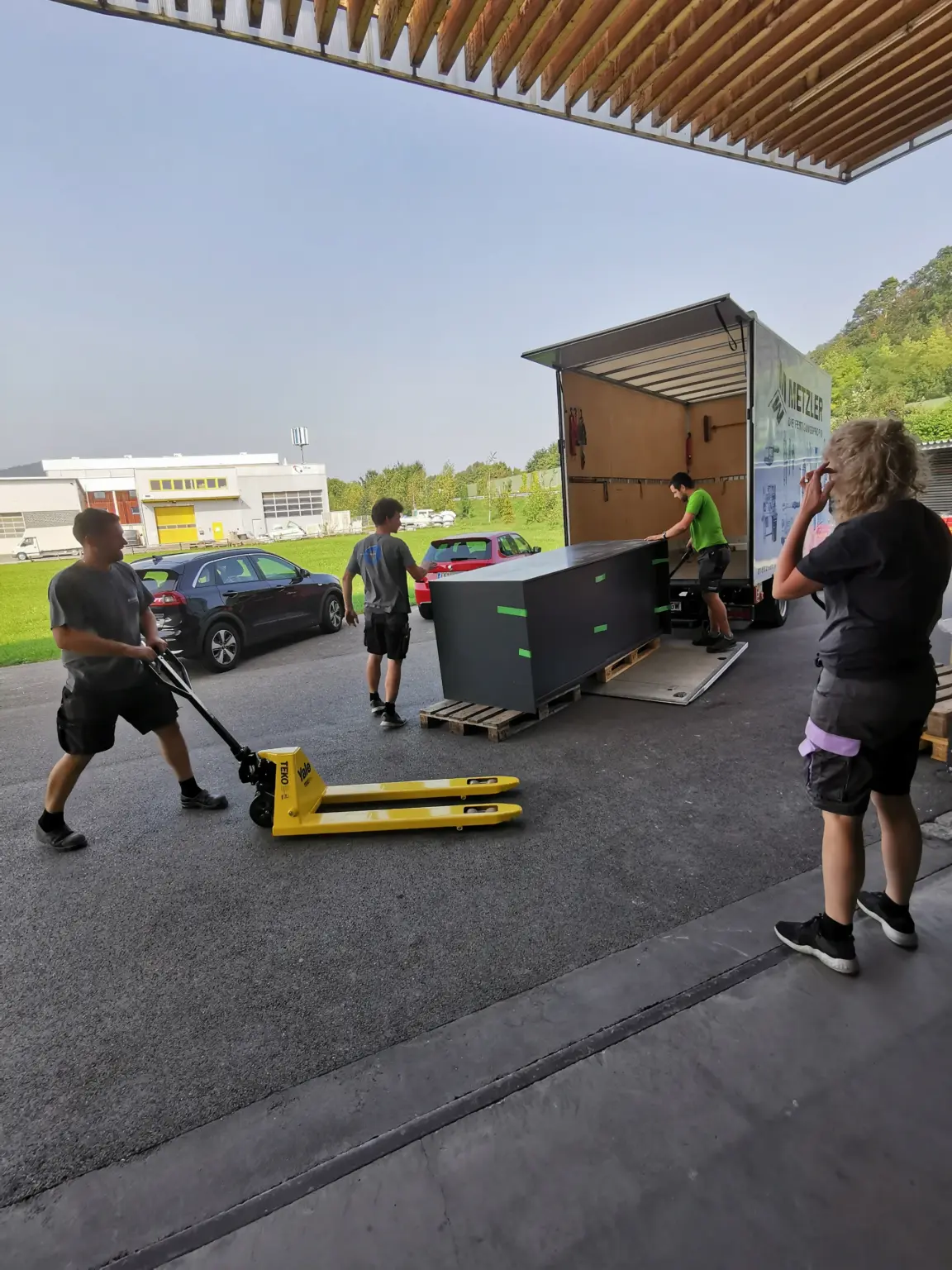 Entladen des Umzugs-LKW vor der neuen Halle in Koblach