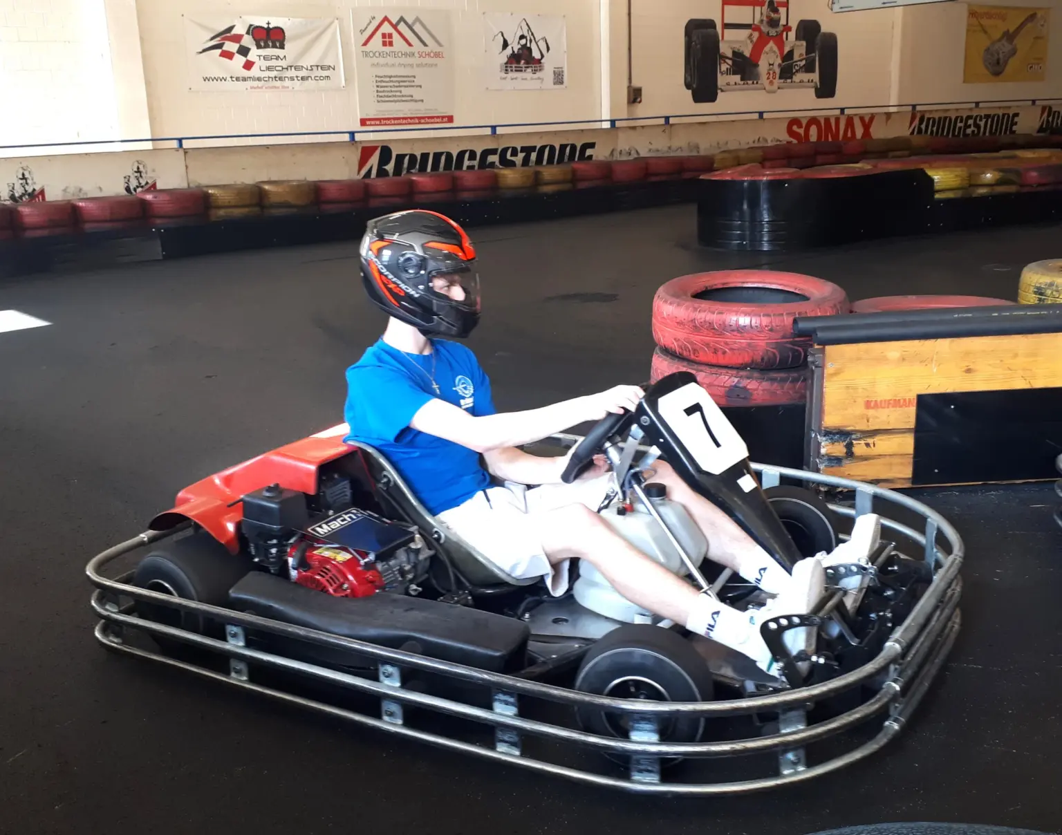 Lehrling beim Kartfahren am Lehrlingstag