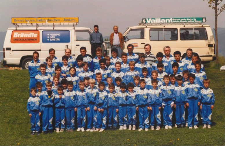 Nachwuchsmannschaft des SCR Altach in blauen Trikots mit Brändle-Sponsoring