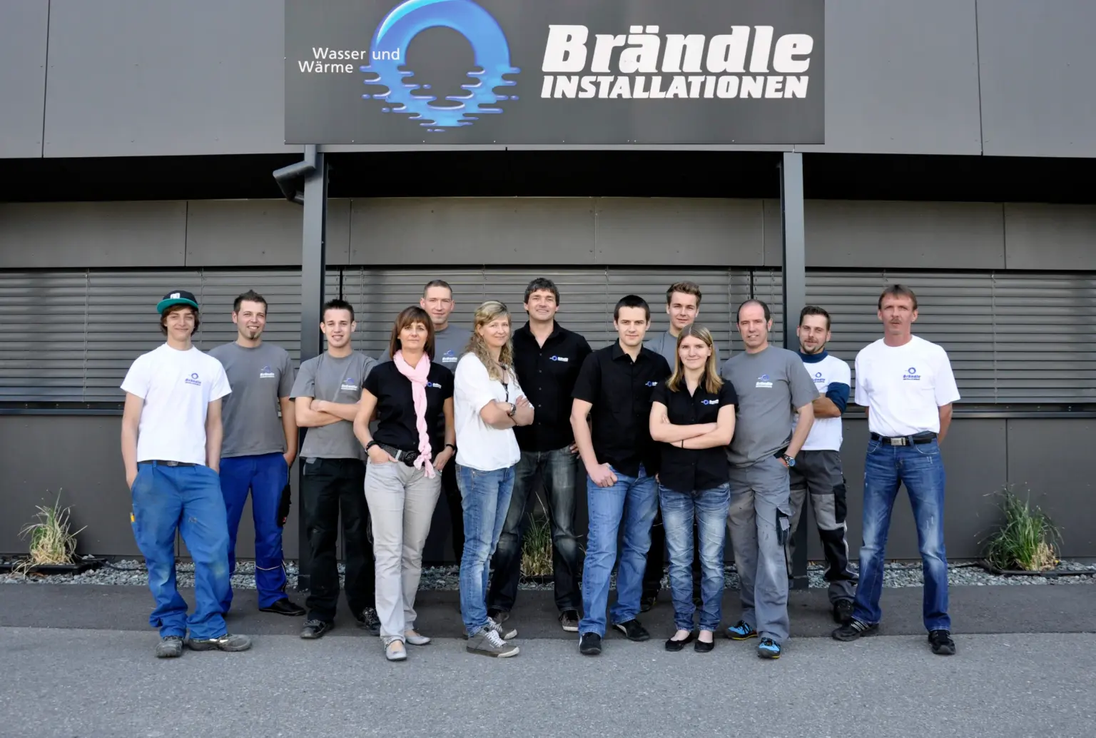 Das Brändle-Team im Jahr 2011 vor dem Firmengebäude in Altach