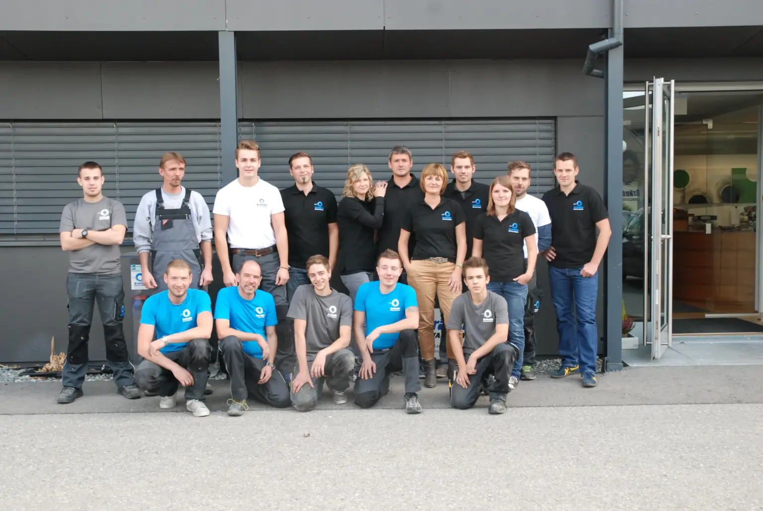 Das Brändle-Team im Jahr 2013 vor dem Firmengebäude in Altach