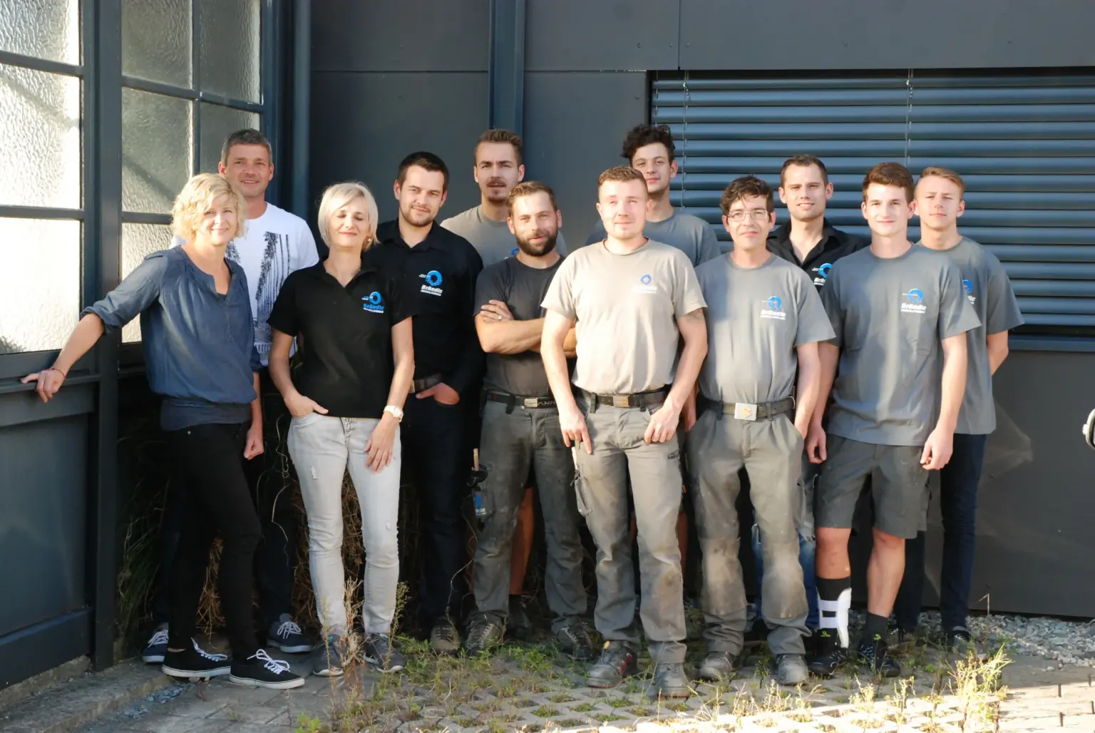 Das Brändle-Team im Jahr 2016 vor dem Firmengebäude in Altach