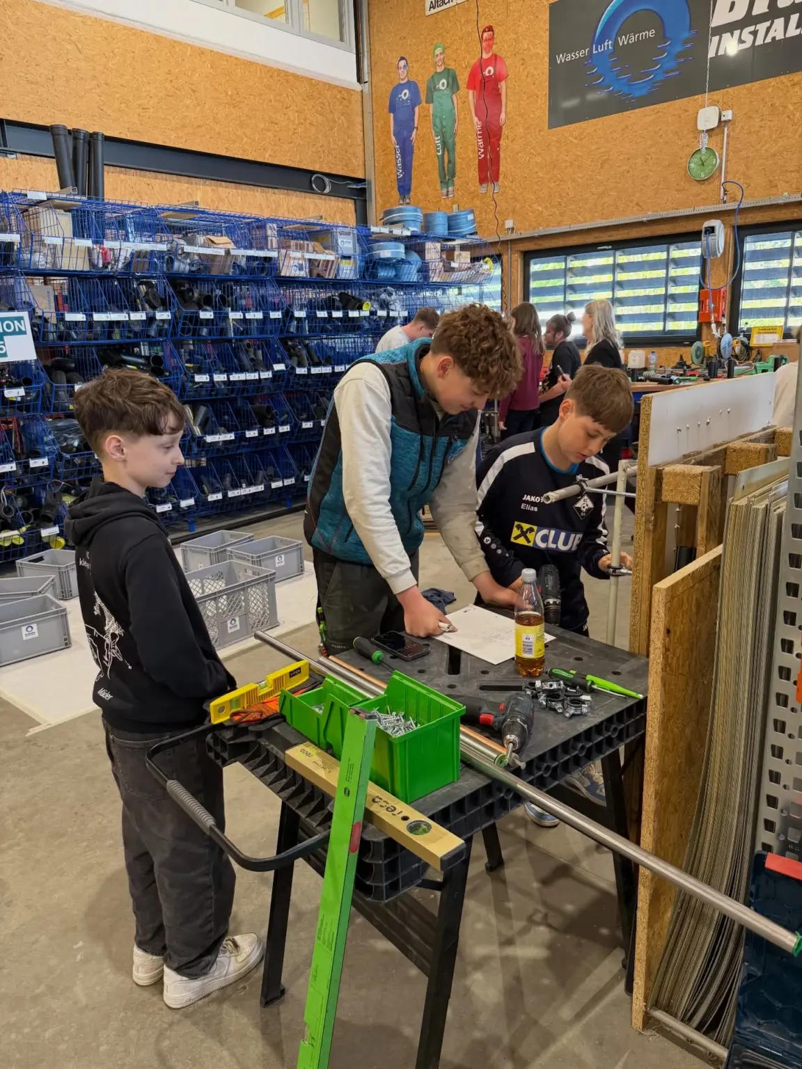 Kinder an der Werkbank beim Schaffar Tag