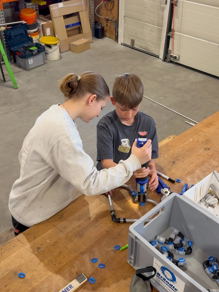 Schülerin und Schüler montieren Fittings an der Werkbank
