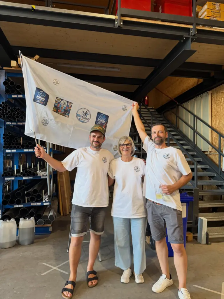 Das Siegerteam der Budenspiele mit seiner Fahne
